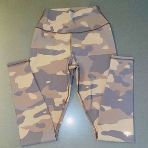 ALO Yoga High Waist Camo Vapor Leggings Size Small.